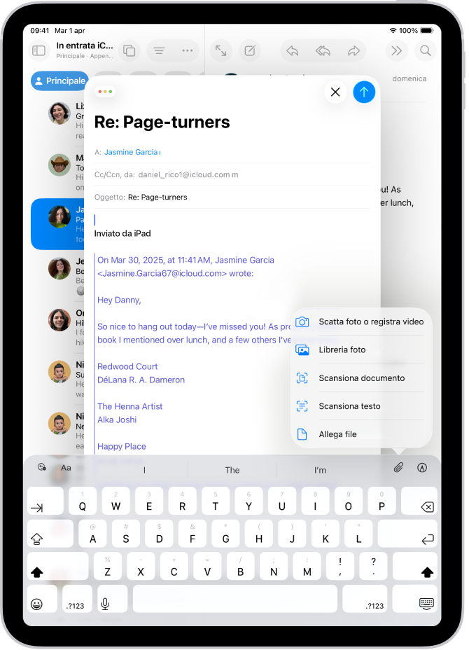 La bozza di un’email con le opzioni per gli allegati sopra la tastiera.