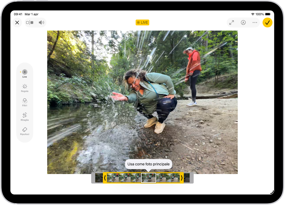 Al centro della schermata di modifica dell’app Foto è presente una Live Photo. Lungo il bordo inferiore del video è presente il visore dei fotogrammi e attorno ai fotogrammi selezionati da includere nella Live Photo modificata è visibile un bordo giallo; un singolo fotogramma è selezionato come foto principale. Gli strumenti di modifica si trovano sul lato sinistro dello schermo, dall’alto verso il basso: Live Photo, Regola, Filtri e Ritaglia. Live Photo è selezionato.