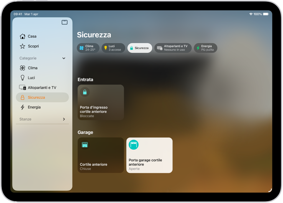 L’app Casa con la barra laterale sulla sinistra. L’opzione Sicurezza è evidenziata. Sulla destra, il pulsante della categoria Sicurezza è evidenziato. Sotto sono presenti accessori per la sicurezza come serrature e porte di garage.