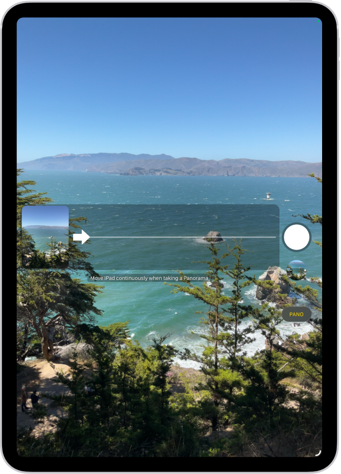 Kamera režīmā Panorama. Bultiņa pa kreisi no centra norāda pa labi, rādot panorāmas virzienu.