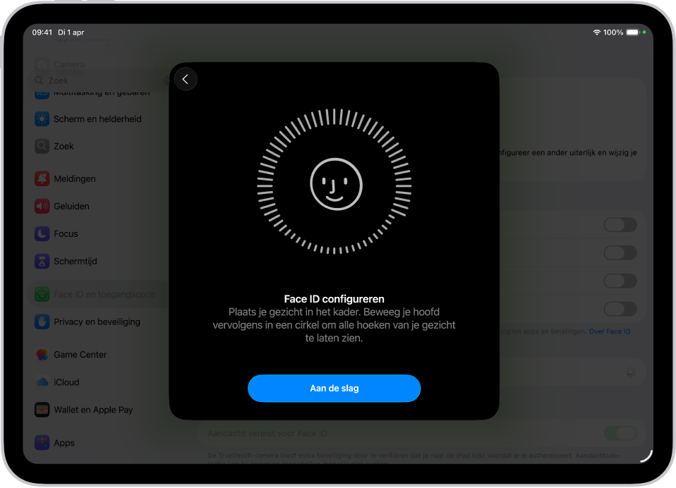 Het configuratiescherm voor Face ID-herkenning. Op het scherm is een lachend gezicht in een cirkel te zien. Daaronder wordt met tekst aangegeven dat gebruikers hun hoofd langzaam moeten bewegen om de cirkel rond te maken. Onder in het scherm staat de knop 'Aan de slag'.