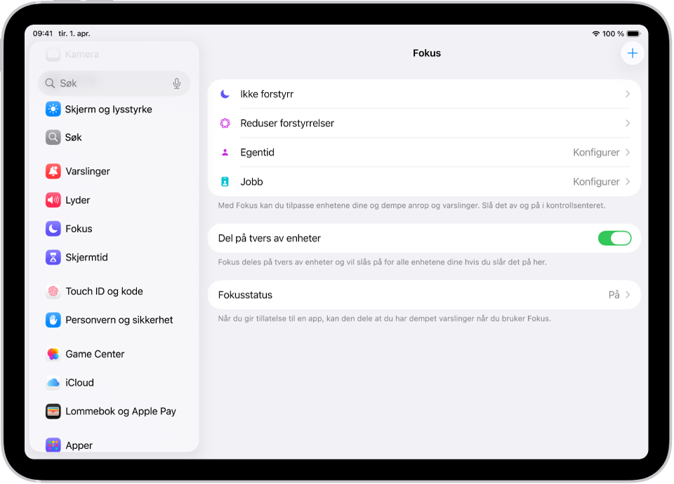 En skjerm som viser seks Fokus-valg – Ikke forstyrr, Bilkjøring, Ingen meldinger under samtaler, Soving, Egentid og Jobb. Del på tvers av enheter-knappen er på, så samme fokusinnstillinger kan brukes på flere Apple-enheter.