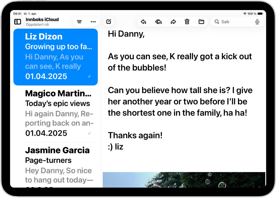 En iPad med Mail-appen åpnet. E-post vises med stor, halvfet tekst.
