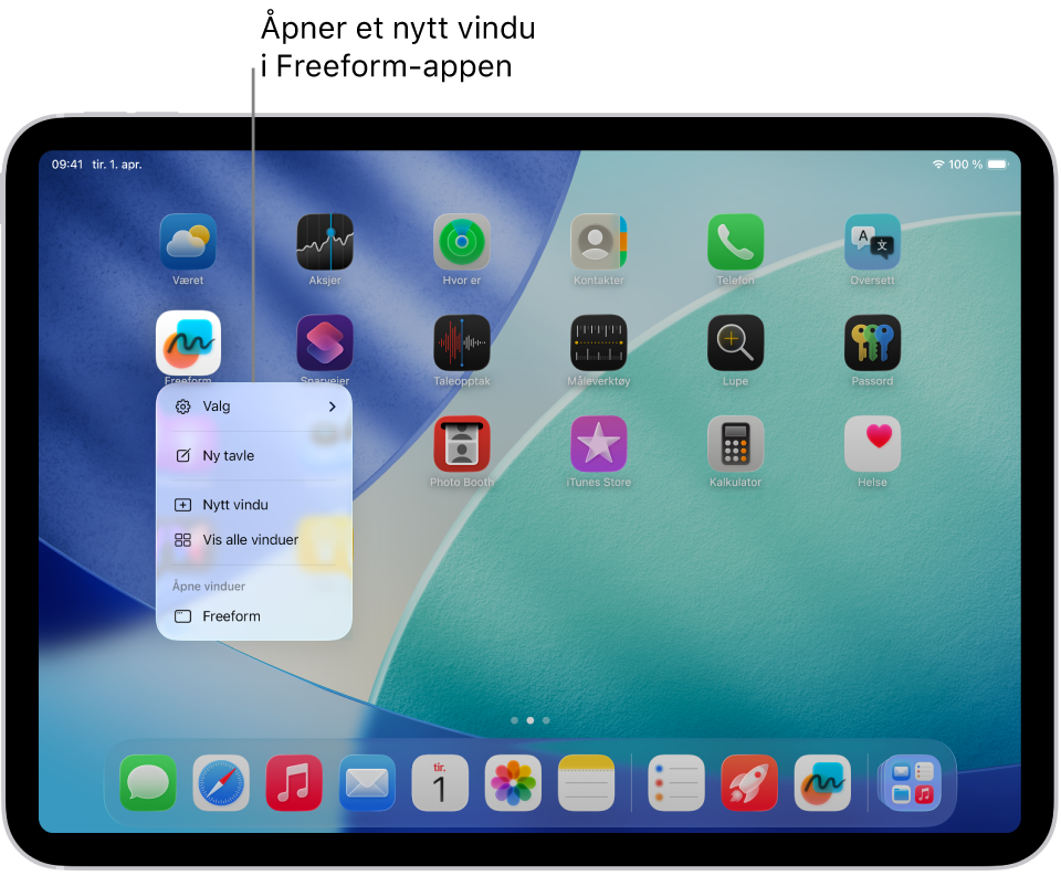 En Hjem-skjerm på iPad med Freeform-appmenyen åpen, som viser en liste over handlinger du kan velge – blant annet å åpne et nytt vindu i appen, opprette en ny tavle, vise alle åpne appvinduer.