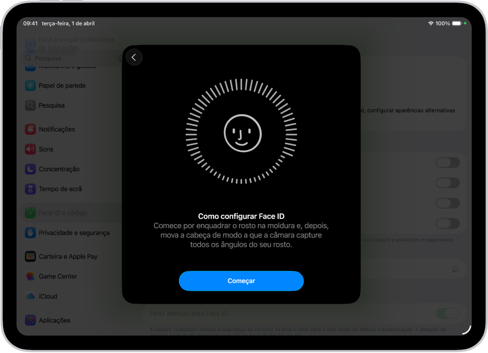 O ecrã de configuração do reconhecimento através do Face ID. No ecrã, está um rosto sorridente enquadrado num círculo. Por baixo, o texto indica ao utilizador que deve mover a cabeça devagar para completar o círculo. Quase no fundo do ecrã, está um botão para começar.