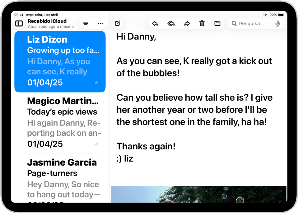 Um iPad com a aplicação Mail aberta. As mensagens de e-mail são apresentadas com texto grande e a negrito.