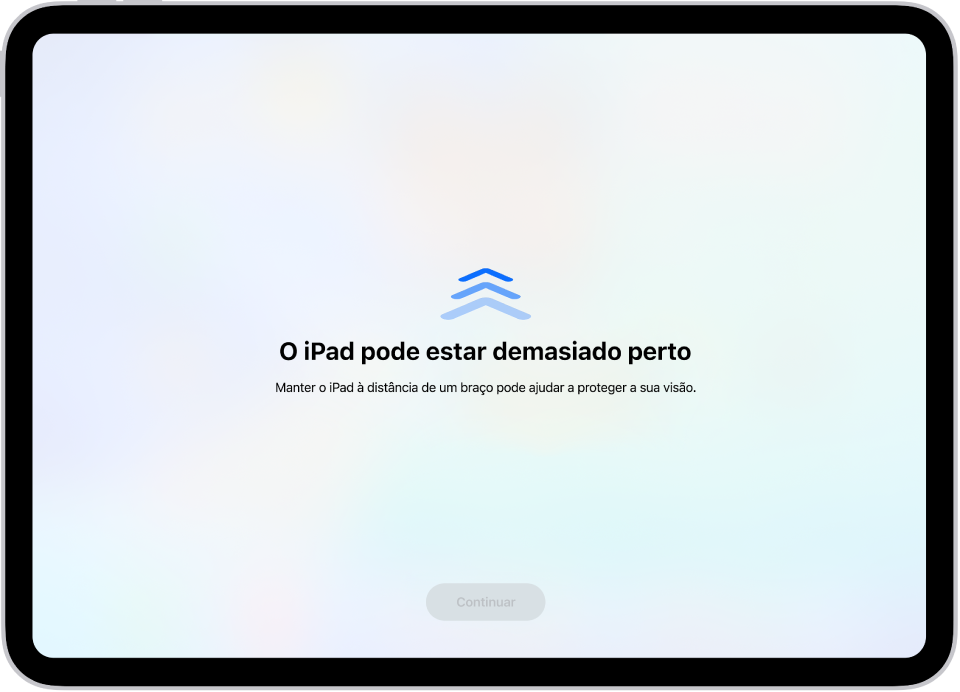 Um ecrã com um aviso de que o iPad está demasiado perto e uma sugestão para manter o iPad à distância de um braço. Quando o iPad é afastado, surge um botão Continuar na parte inferior para poder voltar ao ecrã anterior.