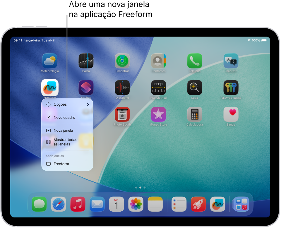 O ecrã principal de um iPad com o menu da aplicação Freeform aberto, a mostrar uma lista de ações que pode escolher, incluindo abrir uma nova janela na aplicação, criar um novo quadro, mostrar todas as janelas de aplicações abertas, etc.