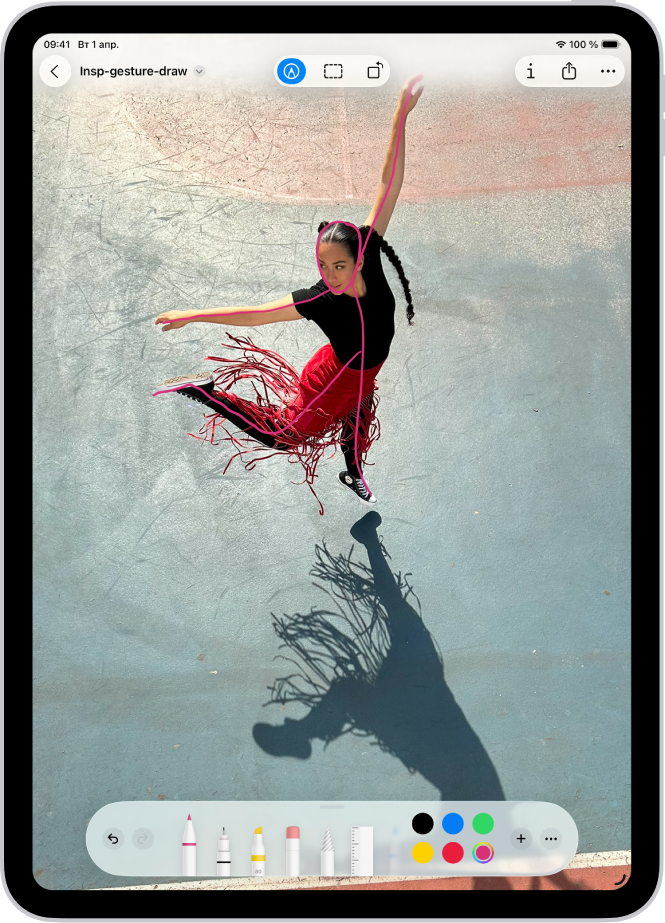 В приложении «Заметки» открыта заметка. В нижней части экрана отображается панель инструментов «Разметка». В ней показаны инструменты разметки (слева направо): перо, монолиния, маркер, ластик, лассо, линейка и карандаш. Правее находятся кнопка инструмента выбора цвета, кнопка «Добавить» и кнопка «Еще».