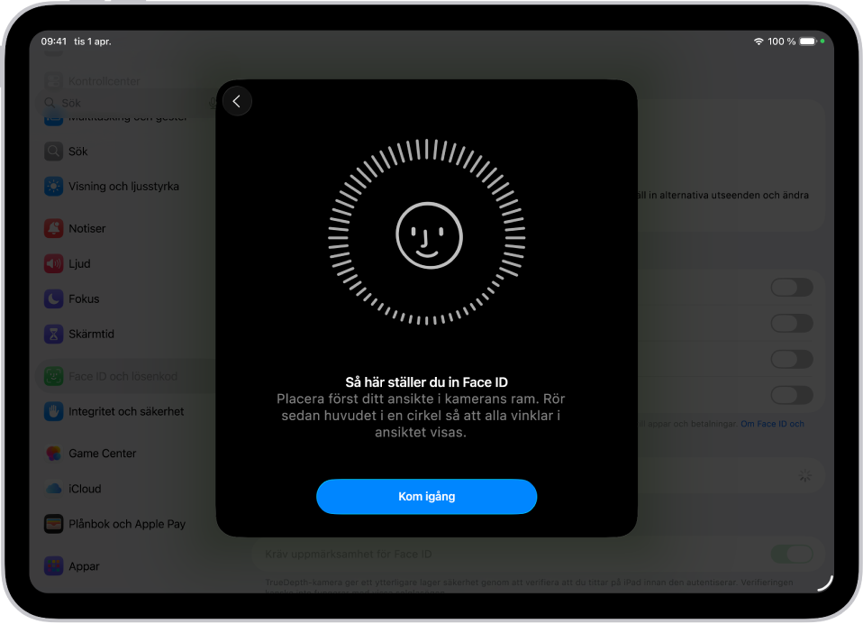 Inställningsskärm för Face ID-igenkänning. Ett smileyansikte omringat av en cirkel visas på skärmen. Text nedanför säger åt användaren att långsamt röra på huvudet för att slutföra cirkeln. Knappen Kom igång visas nära nederkanten på skärmen.