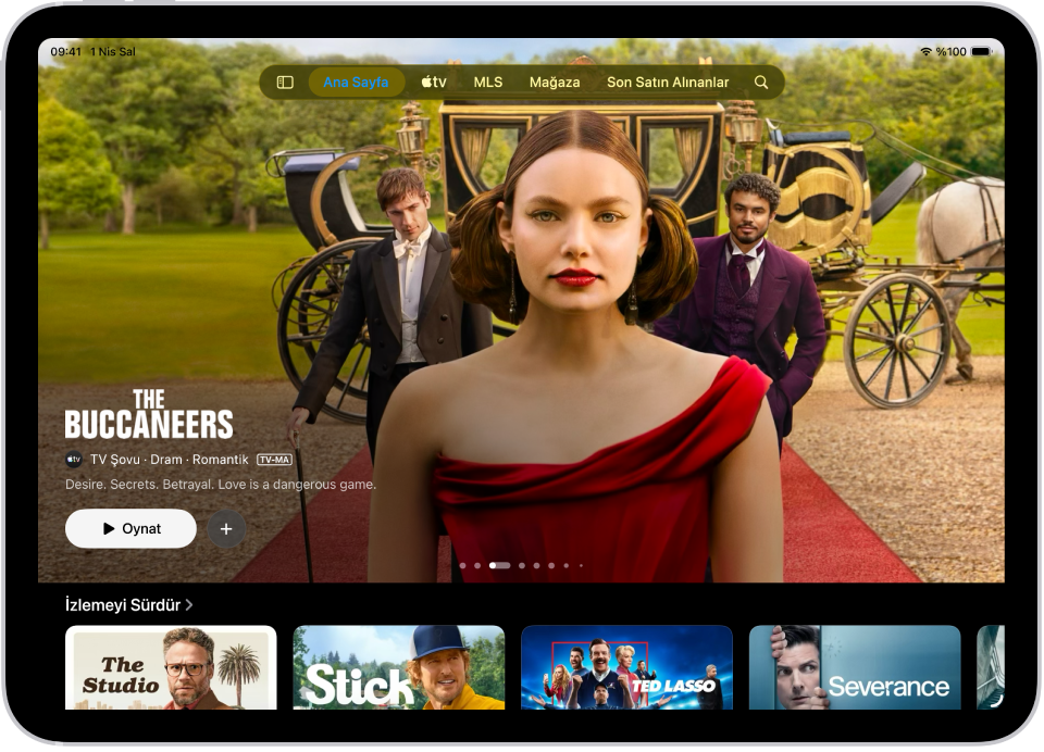 Ortada, İzlemeyi Sürdür satırının üst tarafında öne çıkan bir Apple Original’ı gösteren Ana Sayfa sekmesi. Ekranın en üstünde, soldan sağa doğru Ana Sayfa, Apple TV, MLS, Mağaza, Son Satın Alınanlar ve Ara sekmeleri var.