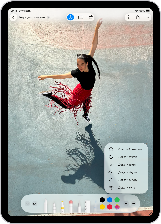 Панель інструментів Розмітки відкрито в нижній частині нотатки в програмі «Нотатки», а в правому нижньому куті екрана вибрано кнопку «Додати». В меню «Додати» наявні такі опції: Додати стікер, Додати текст, Додати підпис, Додати фігуру.