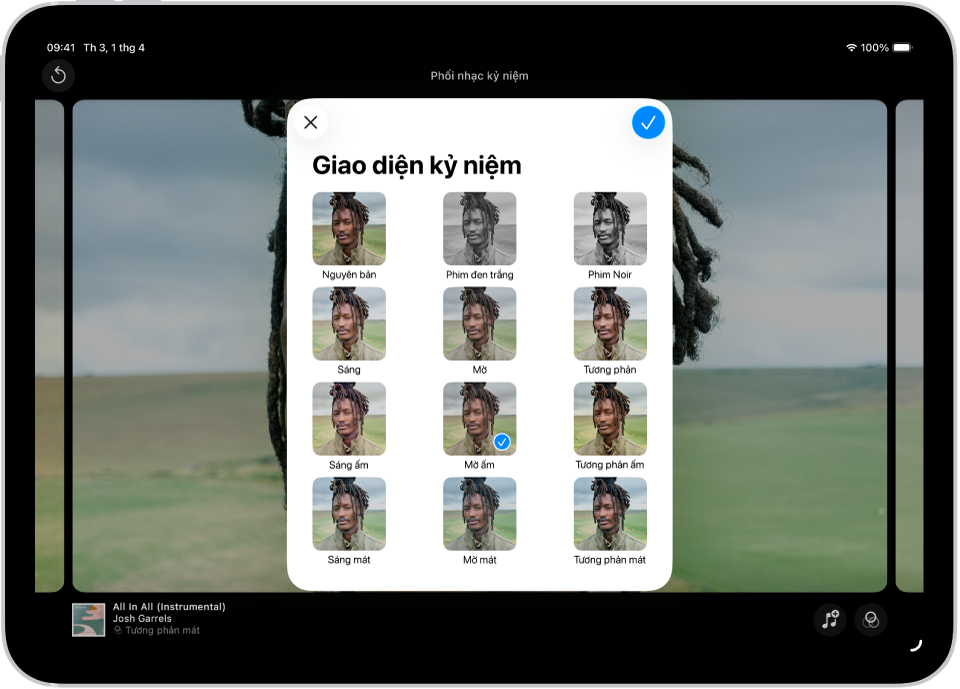 Một phim kỷ niệm đang phát và ở giữa màn hình là các tùy chọn để áp dụng Giao diện kỷ niệm.