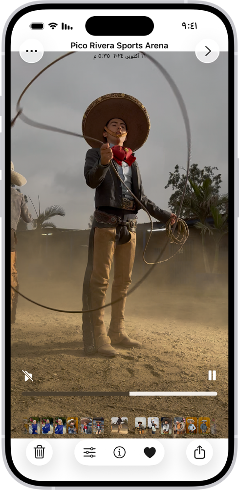 فيديو مفتوح يظهر به زر تشغيل/إيقاف مؤقت، وشريط تقدم، وزر كتم/مستوى الصوت على طول الجزء السفلي. في الجزء العلوي الأيمن يظهر زر رجوع للرجوع إلى التصفح.