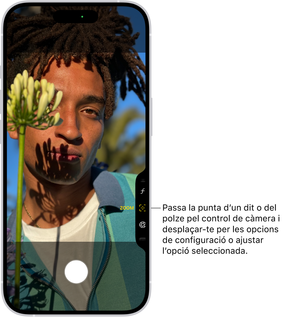 S’obre el menú del control de càmera a l’app Càmera. Se selecciona el control de zoom.