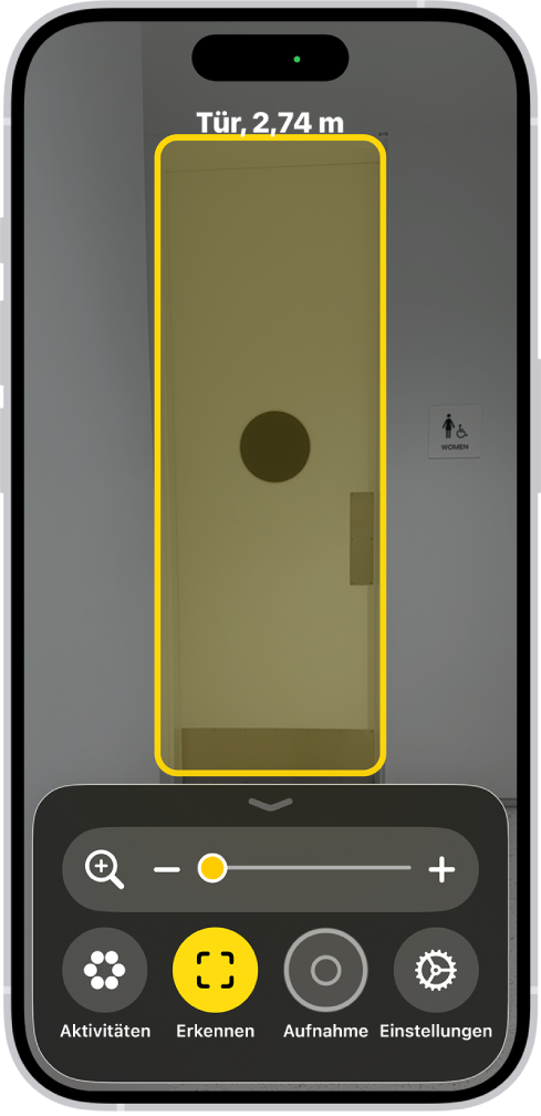 Die App „Lupe“ ist geöffnet und auf ihr wird eine Tür erkannt. Eine Beschreibung zeigt an, wie weit die Tür entfernt ist.