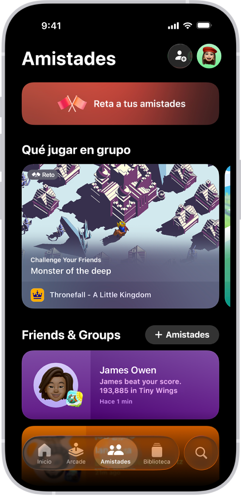 La app Apple Games muestra la pestaña Amistades con opciones para retar a otras personas, sugerencias de juegos para jugar con alguien más y la actividad reciente de una persona.