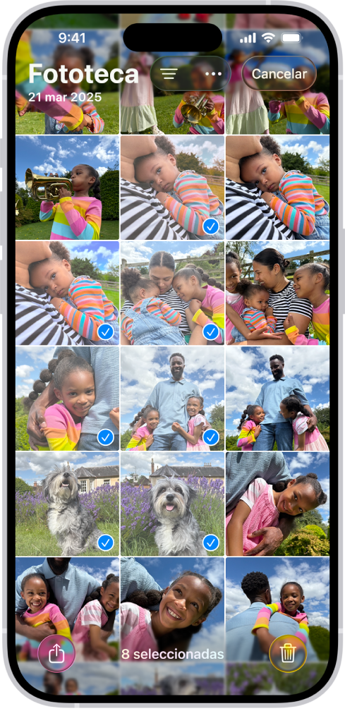 El iPhone muestra una cuadrícula de fotos que ocupa toda la pantalla, y algunas de las fotos están seleccionadas. En la parte inferior de la pantalla se encuentran los botones Compartir y Eliminar.