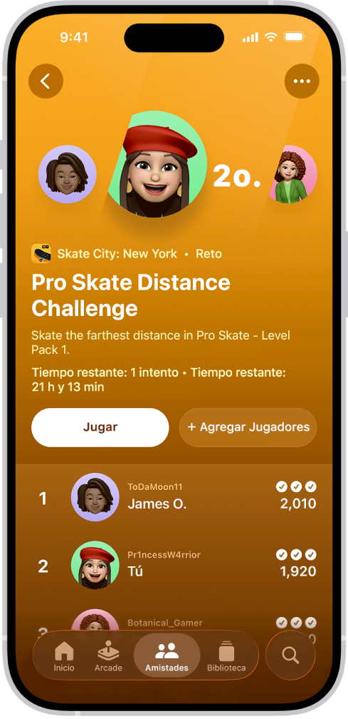 La app Apple Games muestra la pestaña Amistades con un reto activo, la tabla de clasificaciones y las insignias de progreso.