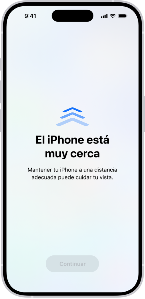 Una pantalla que te advierte que estás sosteniendo el iPhone demasiado cerca y que debes alejarlo para proteger tu salud visual. La advertencia cubre la pantalla, impidiéndote continuar. Hay un botón Continuar que se activa cuando has alejado tu iPhone a una distancia segura.