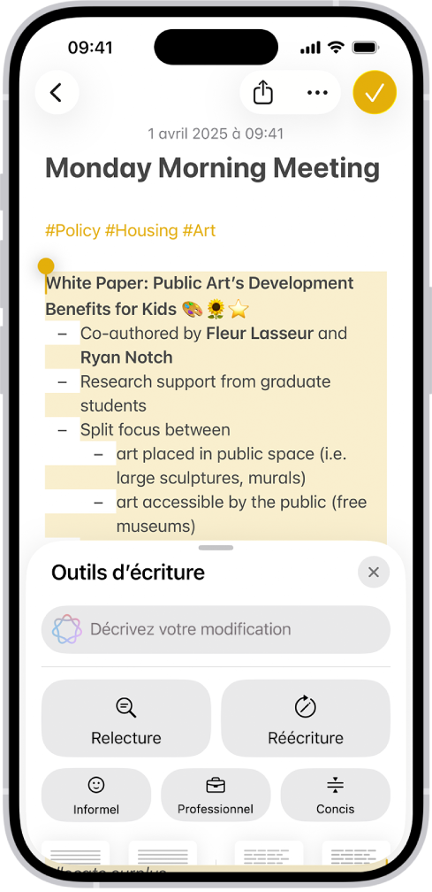 iPhone affichant du texte mis en surbrillance en haut de l’écran et la fenêtre « Outils d’écriture » en bas. La fenêtre « Outils d’écriture » affiche un champ en haut vous permettant de décrire la modification souhaitée. Les options des outils d’écriture apparaissent en dessous.