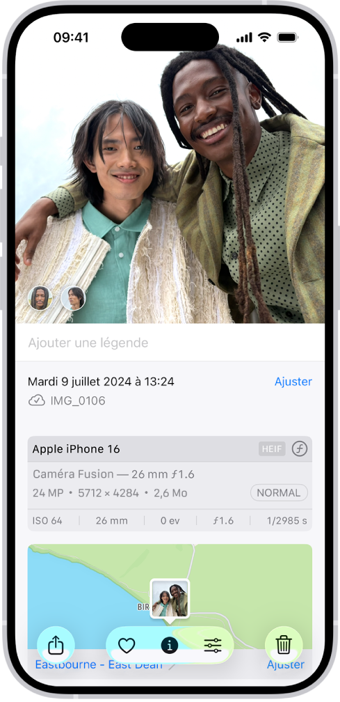 Une photo est ouverte dans l’app Photos. La moitié inférieure de l’écran présente les informations de la photo, y compris, de haut en bas, la date et l’heure, le nom du fichier, le modèle de l’iPhone ainsi que les réglages de la caméra, et un plan du lieu où la photo a été prise.