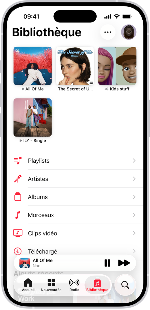 L’onglet Bibliothèque avec une liste de catégories contenant Playlists, Artistes, Albums, Morceaux, Musique, Vidéos et Téléchargements. Le titre Ajouts récents apparaît sous la liste. Le mini-lecteur affiche le titre du morceau en cours d’écoute et les boutons Pause et Suivant qui sont affichés vers le bas de l’écran.