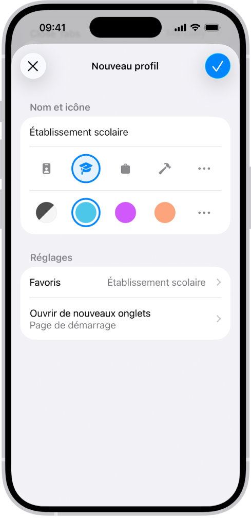 L’écran d'un iPhone, affichant la configuration pour un nouveau profil. Parmi les options se trouvent une icône, une couleur, un dossier de signets et la page dans laquelle vous souhaitez ouvrir les onglets.