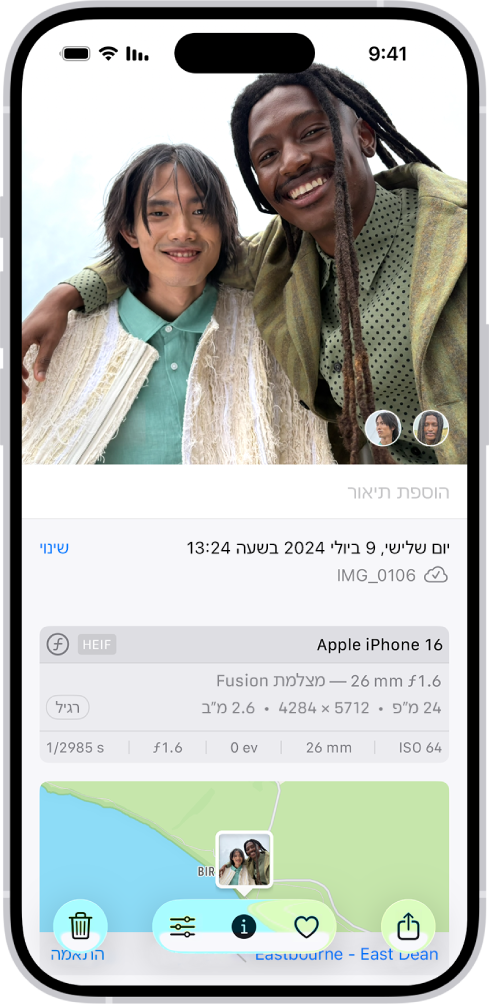 תמונה פתוחה ביישום ״תמונות״. החצי התחתון של המסך מראה מידע על התמונה, כולל, מלמעלה למטה, התאריך והשעה, שם הקובץ, דגם ה‑iPhone, הגדרות המצלמה ומפה של המיקום שבו התמונה צולמה.