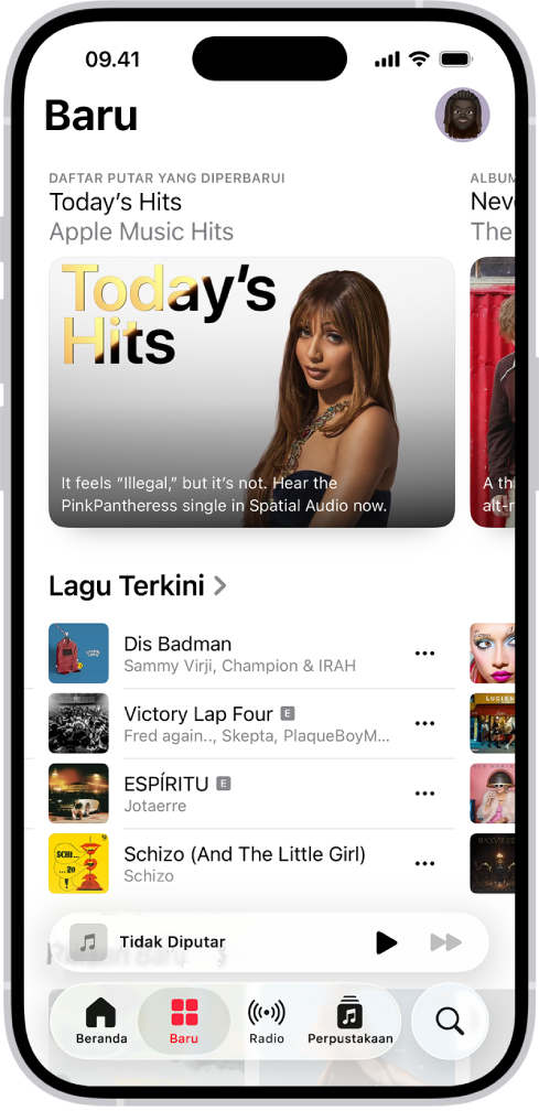 Tab Baru yang menampilkan daftar putar yang diperbarui di bagian atas. Anda dapat menggesek ke kiri untuk melihat musik dan video unggulan lainnya. Bagian Lagu Terbaru muncul di bawah. Anda dapat menggesek ke atas di layar untuk menjelajahi musik baru dan yang direkomendasikan.
