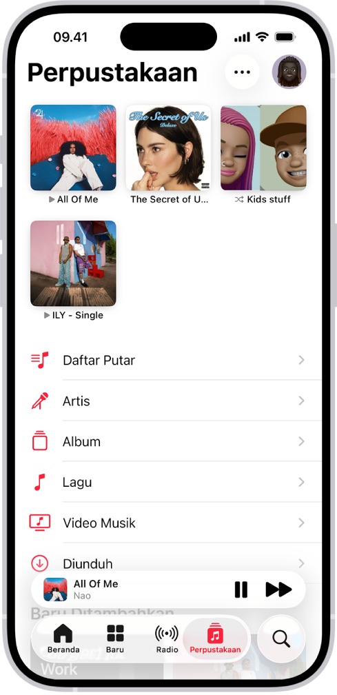 Tab Perpustakaan menampilkan daftar kategori, termasuk Daftar Putar, Artis, Album, Lagu, Video Musik, dan Diunduh. Judul Baru Ditambahkan muncul di bawah daftar. MiniPlayer menampilkan judul lagu saat ini serta tombol Jeda dan Berikutnya muncul di dekat bagian bawah.