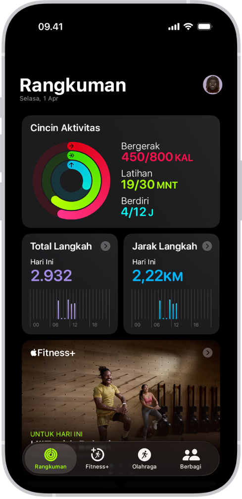 Layar Rangkuman di Kebugaran, menampilkan Cincin Aktivitas, Jumlah Langkah, Jarak Langkah, dan area Apple Fitness+.