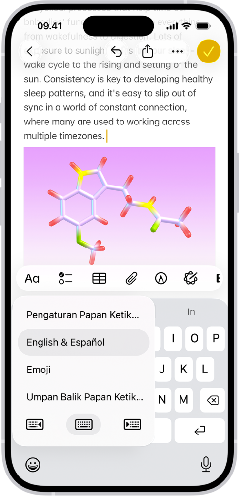 Menu Pengaturan Papan Ketik terbuka, dan menampilkan beberapa pilihan papan ketik: Inggris & Spanyol, Emoji, dan Umpan Balik Papan Ketik.