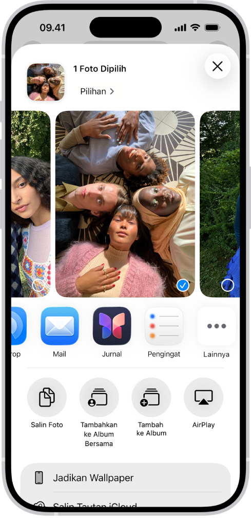 Layar untuk berbagi foto, dengan pilihan berbagi tepat di bawah foto yang terbuka, termasuk tombol Lainnya untuk mengedit pilihan berbagi.