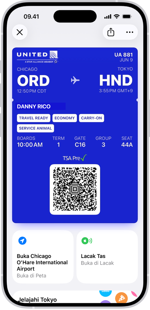 Boarding pass di app Dompet menampilkan informasi penerbangan dan kode QR di bagian bawah.