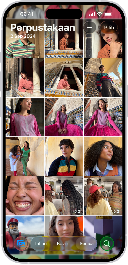 App Foto terbuka di grid perpustakaan foto. Di bagian bawah layar, dari kiri ke kanan, terdapat tombol untuk melihat perpustakaan menurut Tahun, Bulan, dan Semua. Di pojok kanan bawah terdapat tombol Cari.