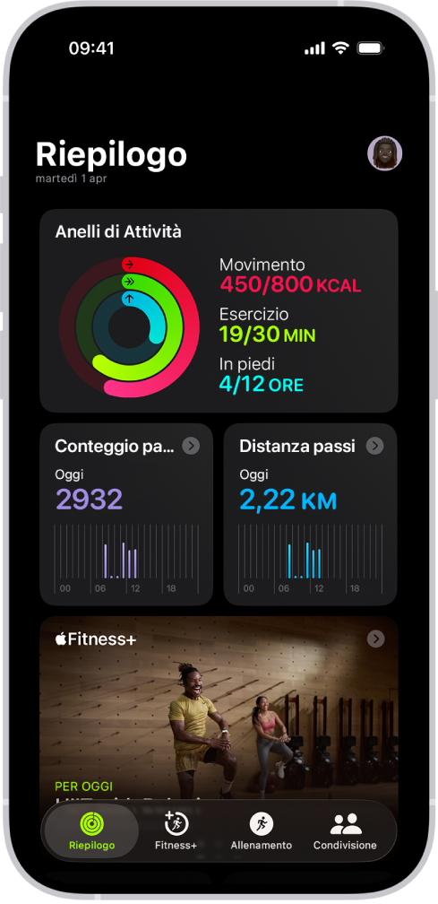 La schermata Riepilogo in Fitness, che mostra gli anelli di Attività, il conteggio dei passi, la distanza percorsa e le aree dei trend.