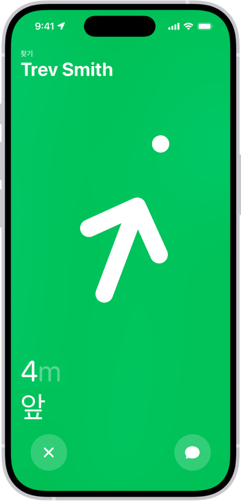 정밀 탐색으로 위치를 확인한 사람의 이름이 왼쪽 상단 모서리에 있고 해당 방향으로 화살표가 표시되어 있으며 앞으로 남은 대략적인 거리가 안내됨. 화면 하단에는 정밀 탐색을 닫고 상대방에게 메시지를 보낼 수 있는 버튼이 있음.