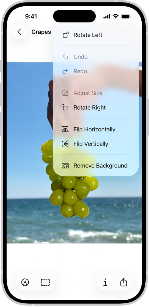 Ekrānā redzams attēls ar vīnogām priekšplānā. Izvēlnē ir redzama opcija Remove Background. Ekrāna apakšdaļā ir pogas Markup, Crop, Info un Share.