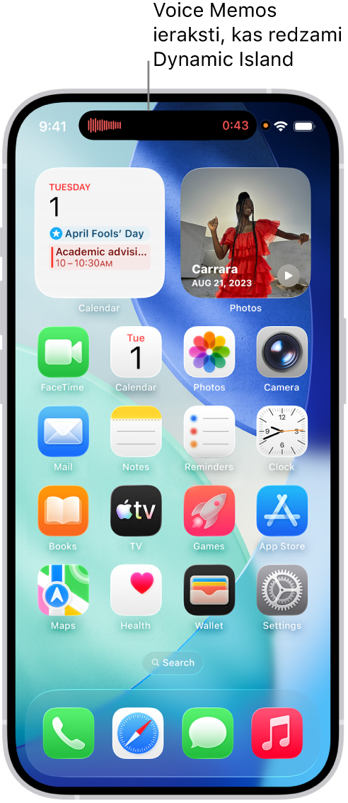 iPhone 14 Pro sākuma ekrāns, kurā redzams reāllaika Voice Memos ieraksts elementā Dynamic Island ekrāna augšdaļā.