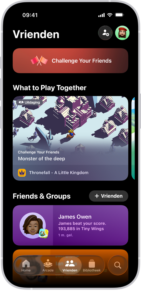 De Apple Games-app met het tabblad 'Vrienden', met opties om vrienden uit te dagen, suggesties voor games die je samen kunt spelen en recente activiteiten van een vriend(in).