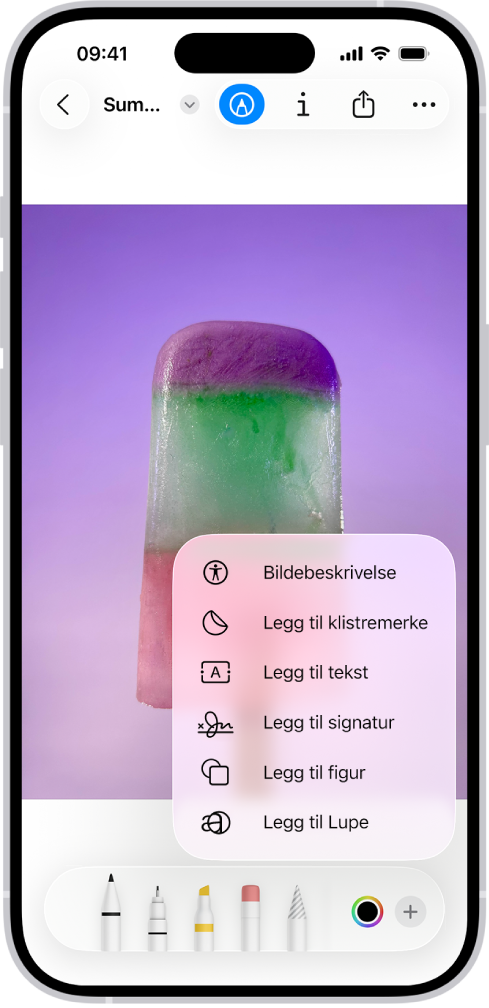 Et bilde er åpent i Forhåndsvisning-appen. En meny viser valg som kan legges til den, for eksempel klistremerker og tekst. Knappene Merking, Info, Del og Mer vises øverst på skjermen, og verktøy for merknad vises nederst på skjermen.