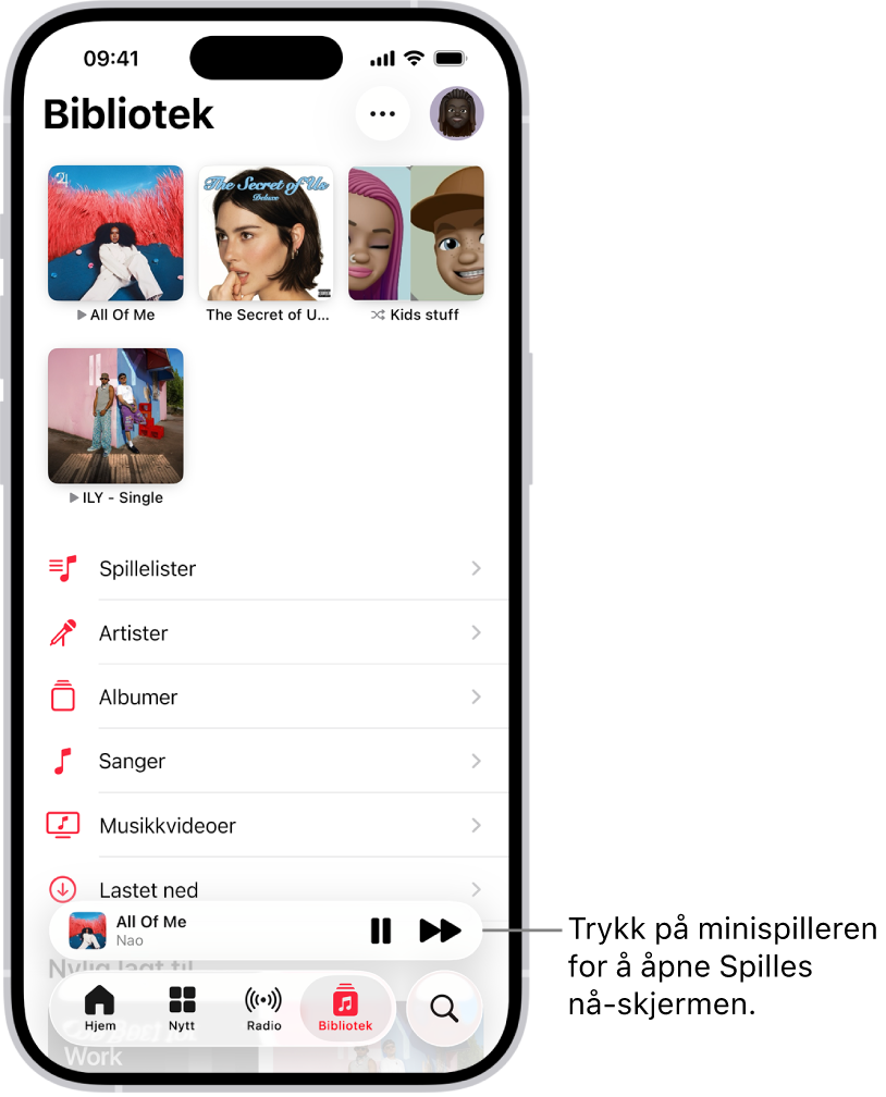 Bibliotek-skjermen som viser minispilleren nesten nederst. Minispilleren viser tittelen på sangen som spilles. Pause- og Neste spor-knappene er til høyre for sangtittelen. Trykk på minispilleren for å åpne Spilles nå-skjermen.