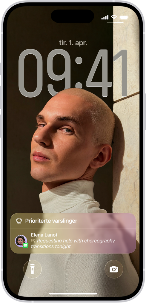 En iPhone viser låst skjerm. En oppsummert tidskritisk varsling vises nederst på skjermen.