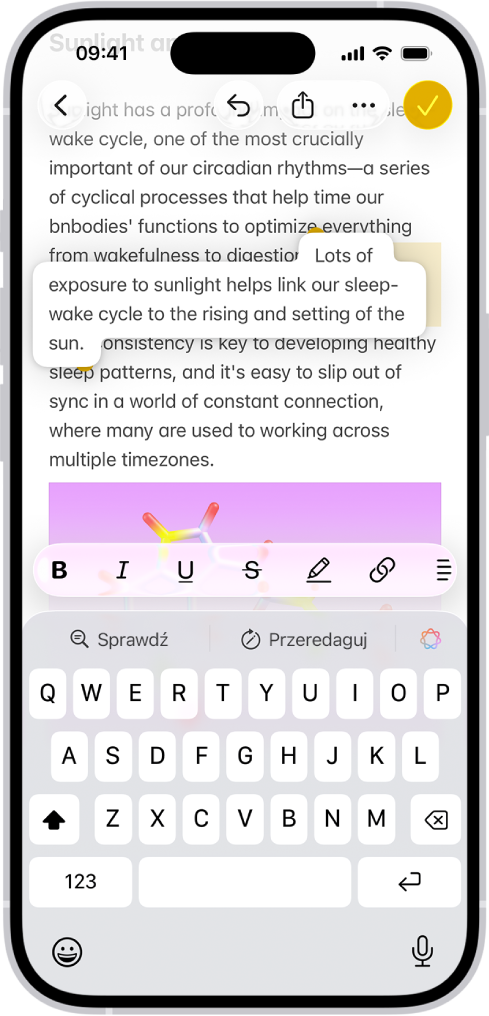 Dokument otwarty w aplikacji Notatki. Dolną połowę ekranu zajmuje klawiatura ekranowa. Zaznaczony tekst jest wyświetlany jako uniesiony nad dokument i jest gotowy do przeniesienia w nowe miejsce.
