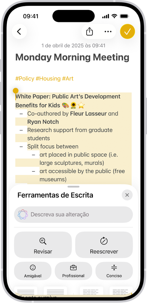 Um iPhone mostrando texto destacado na parte superior da tela e o painel Ferramentas de Escrita na parte inferior. O painel Ferramentas de Escrita mostra um campo na parte superior onde você descreve a alteração desejada. As opções das Ferramentas de Escrita aparecem abaixo.
