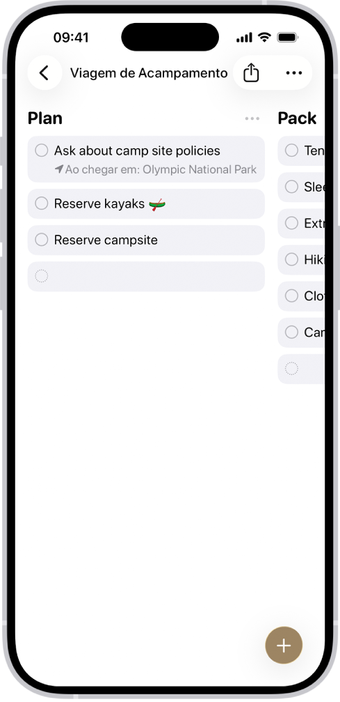 App Lembretes mostrando uma lista de viagem de acampamento com as categorias organizadas em colunas.