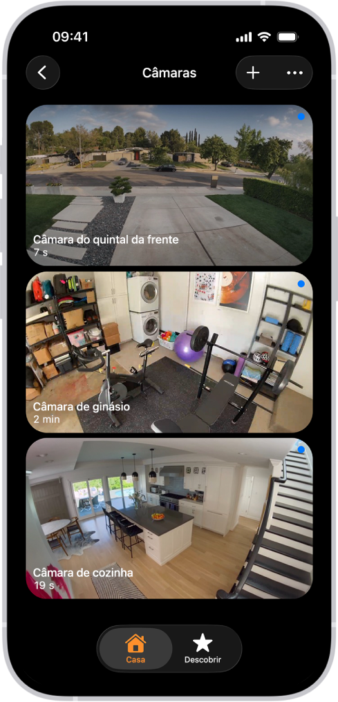 O ecrã da aplicação Câmaras, a mostrar imagens de três câmaras de segurança, quintal da frente, ginásio de casa e cozinha. Sob o nome de cada câmara está o tempo decorrido desde que a imagem foi atualizada. Por exemplo, a câmara do quintal da frente mostra que a imagem foi atualizada há 7 segundos.