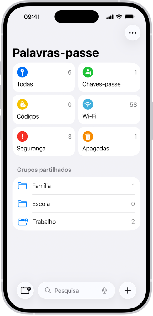 O ecrã principal da aplicação Palavras-passe, com botões para “Tudo”, “Chaves-passe”, “Códigos de verificação”, “Wi-Fi”, “Segurança” e “Apagadas”, juntamente com uma lista de grupos partilhados.