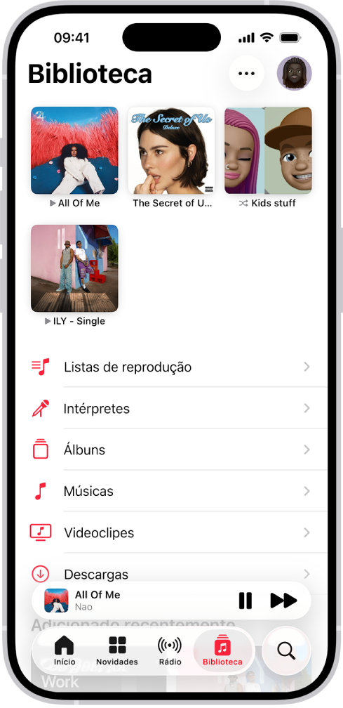 O separador Biblioteca a mostrar uma lista de categorias, incluindo Listas de reprodução, Intérpretes, Álbuns, Músicas, Videoclipes e Descargas. O título Adicionadas recentemente é apresentado por baixo da lista. O minileitor com o título da música atual e os botões Reprodução e Seguinte ao fundo.